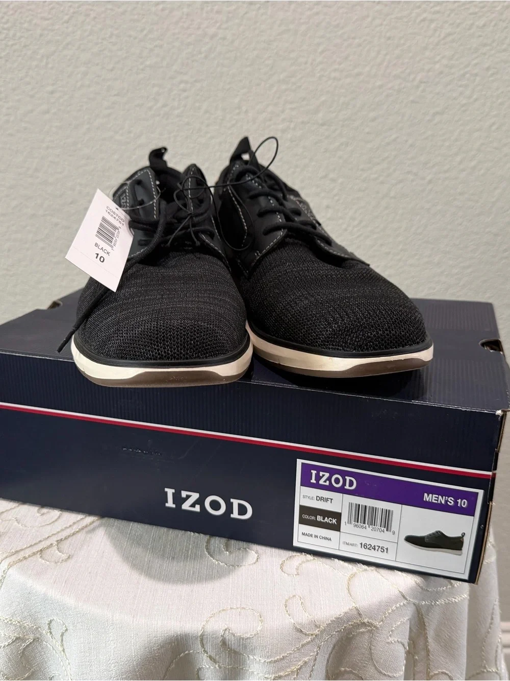 Izod Men's Black Knit Lace-Up Oxfords with Contrasting Sole